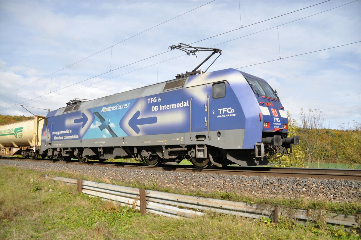 152 134-3 Albatro Express der DB ITEG mit Containerzug bei Urspring am 17.10.2012.