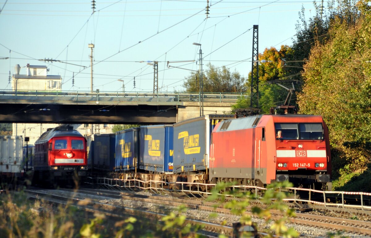 152 147-5 mit Walther Containerzug und 232 527-2 in Beimerstetten am 12.10.2010.
