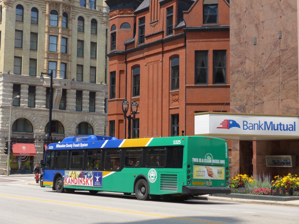 (153'004) - MCTS Milwaukee - Nr. 5325/83'746 - New Flyer am 17. Juli 2014 in Milwaukee