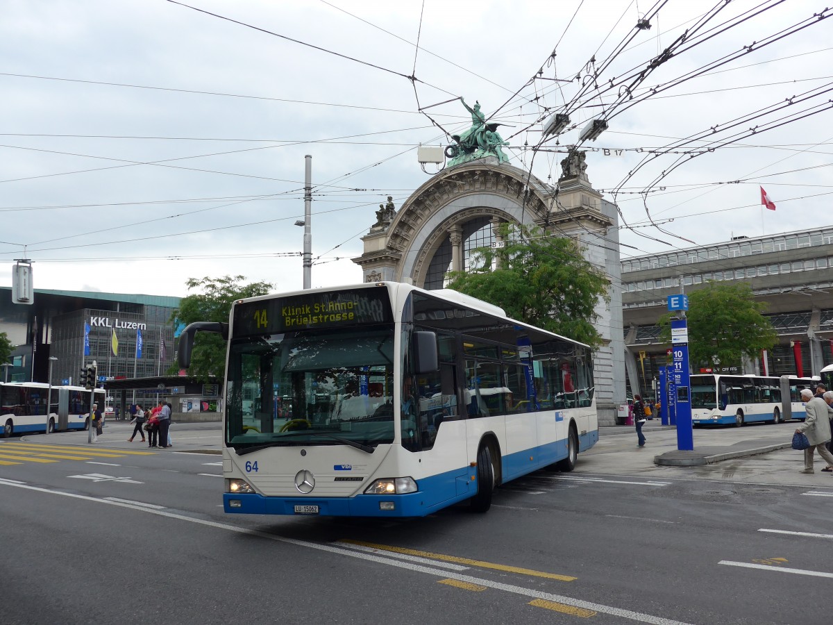 (154'020) - VBL Luzern - Nr. 64/LU 15'062 - Mercedes am 19. August 2014 beim Bahnhof Luzern