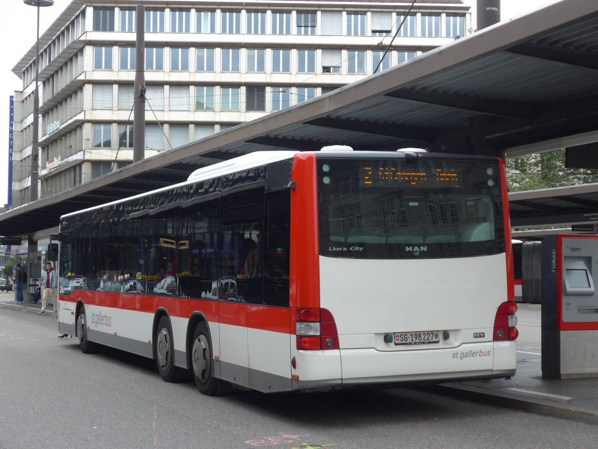 (154'218) - St. Gallerbus, St. Gallen - Nr. 227/SG 198'227 - MAN am 20. August 2014 beim Bahnhof St. Gallen