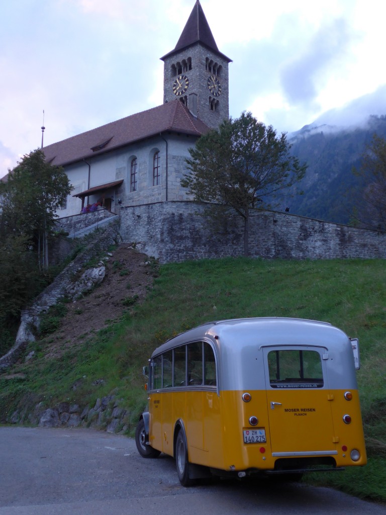 (154'721) - Moser, Flaach - ZH 140'275 - Saurer/FHS (ex Rapold, Neuhausen; ex Deutsches Reiseunternehmen; ex Schaub, Arisdorf) am 30. August 2014 in Brienz, Kirche