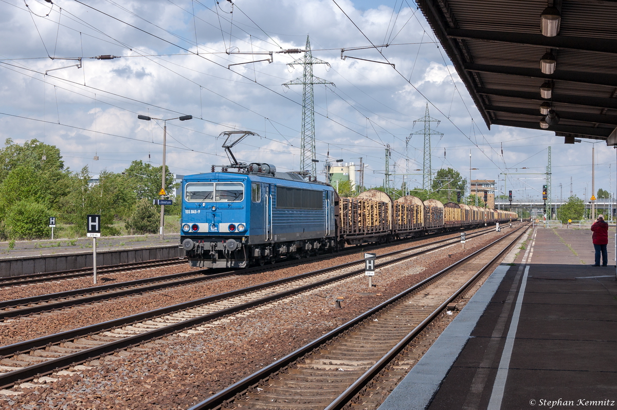 155 045-9 PRESS (155 238-9) mit einem Holzzug in Berlin-Schnefeld Flughafen und fuhr weiter in Richtung Glasower Damm weiter. 19.05.2015