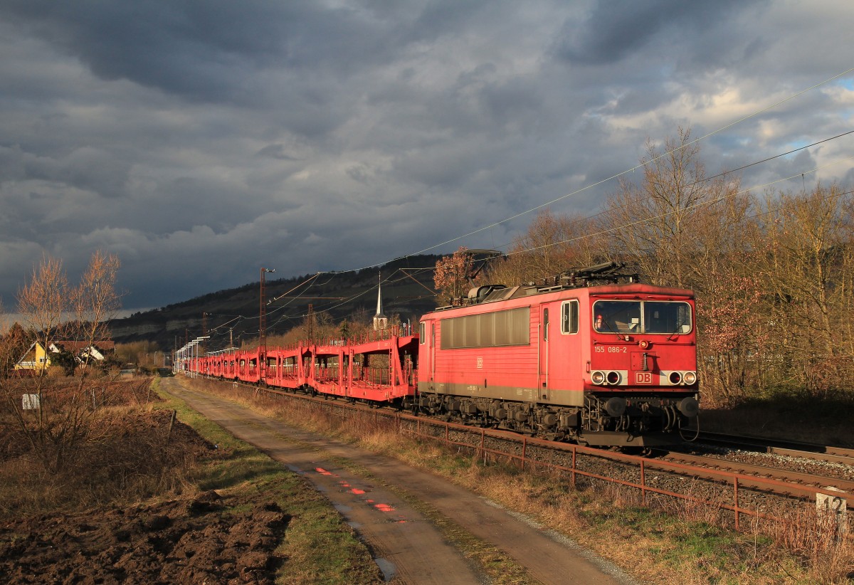 155 086-2 mit einem leeren Autozug bei Thngersheim im Maintal am 19. Februar 2014.