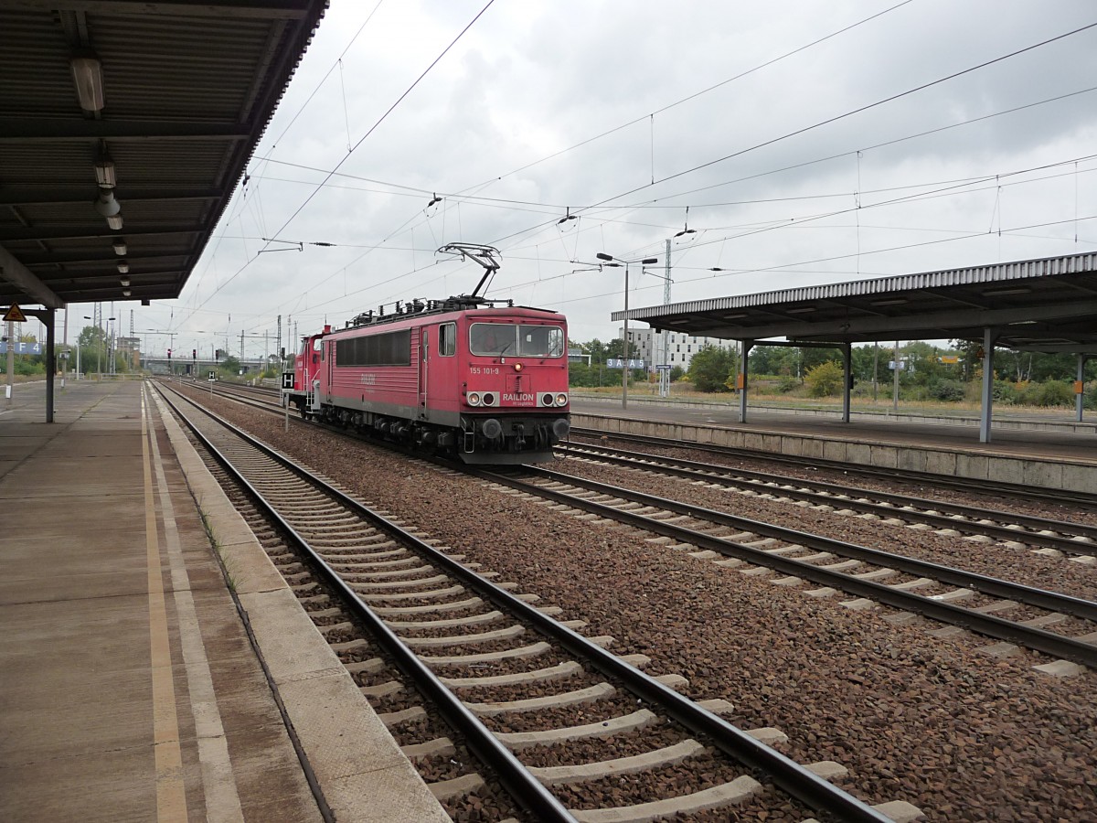 155 101 durchfhrt am 7.10.13 den Bahnhof Schnefeld. Die Lok hat eine Kleinlok der Baureihe V60 am Haken. 