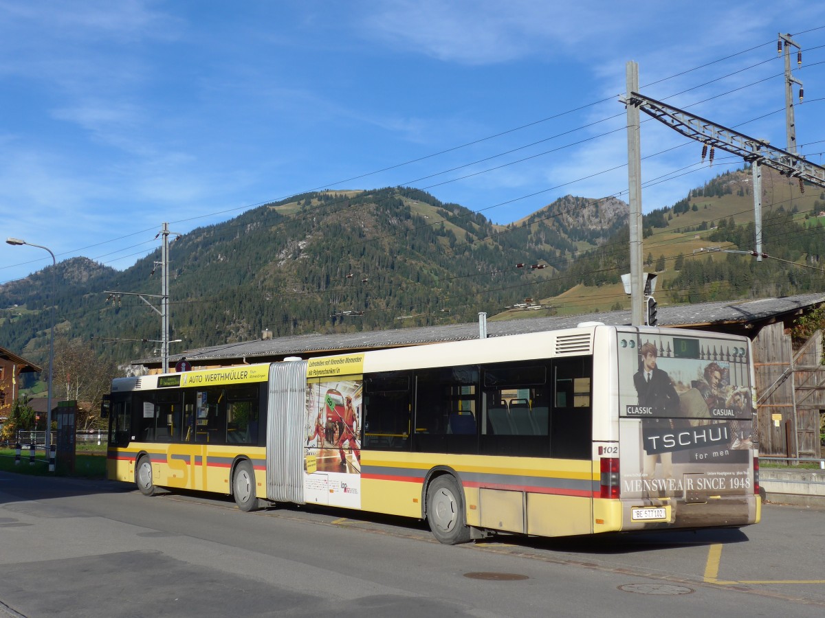 (155'881) - STI Thun - Nr. 102/BE 577'102 - MAN am 19. Oktober 2014 beim Bahnhof Zweisimmen