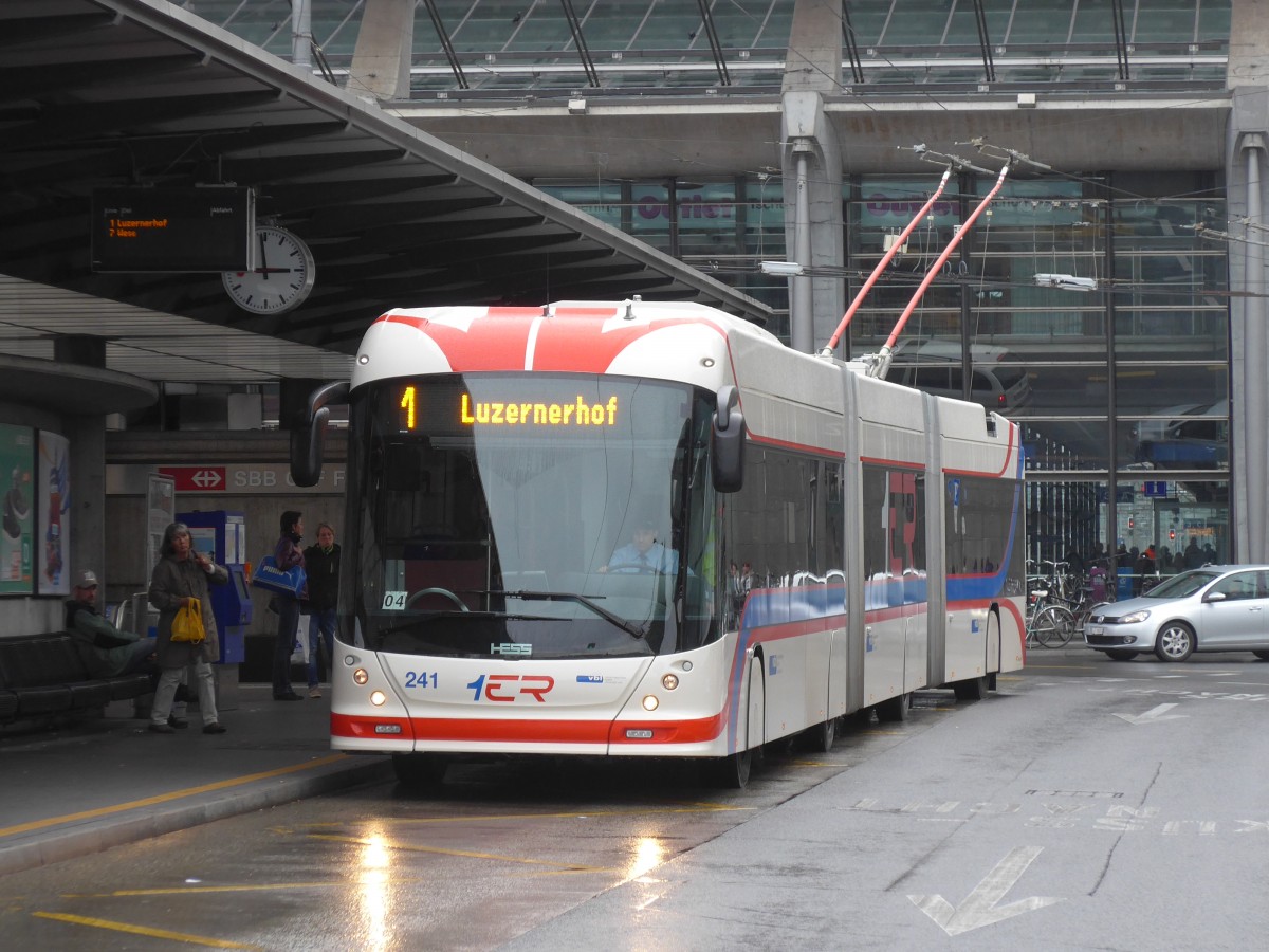 (156'020) - VBL Luzern - Nr. 241 - Hess/Hess Doppelgelenktrolleybus am 25. Oktober 2014 beim Bahnhof Luzern