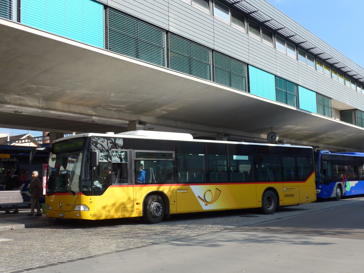 (156'260) - Ryffel, Uster - Nr. 202(39)/ZH 150'936 - Mercedes am 28. Oktober 2014 beim Bahnhof Uster