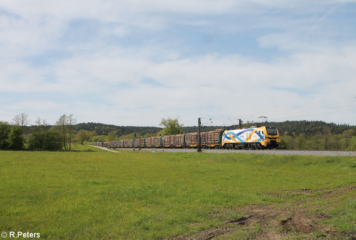 159 231-9  Zelos  mit einem Holzzug nach Hängersberg bei Pölling. 28.04.24
