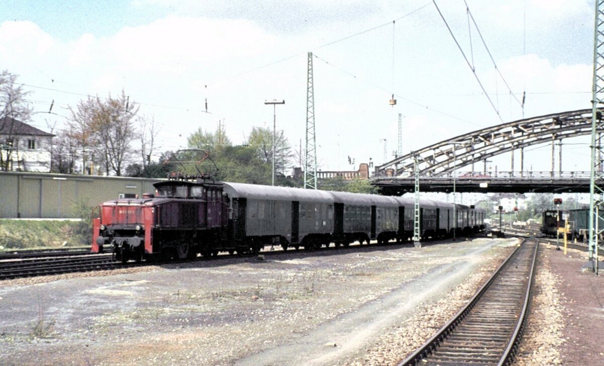 160 003-0 rangiert mit Umbauwagen in Heidelberg am 17.04.1982.