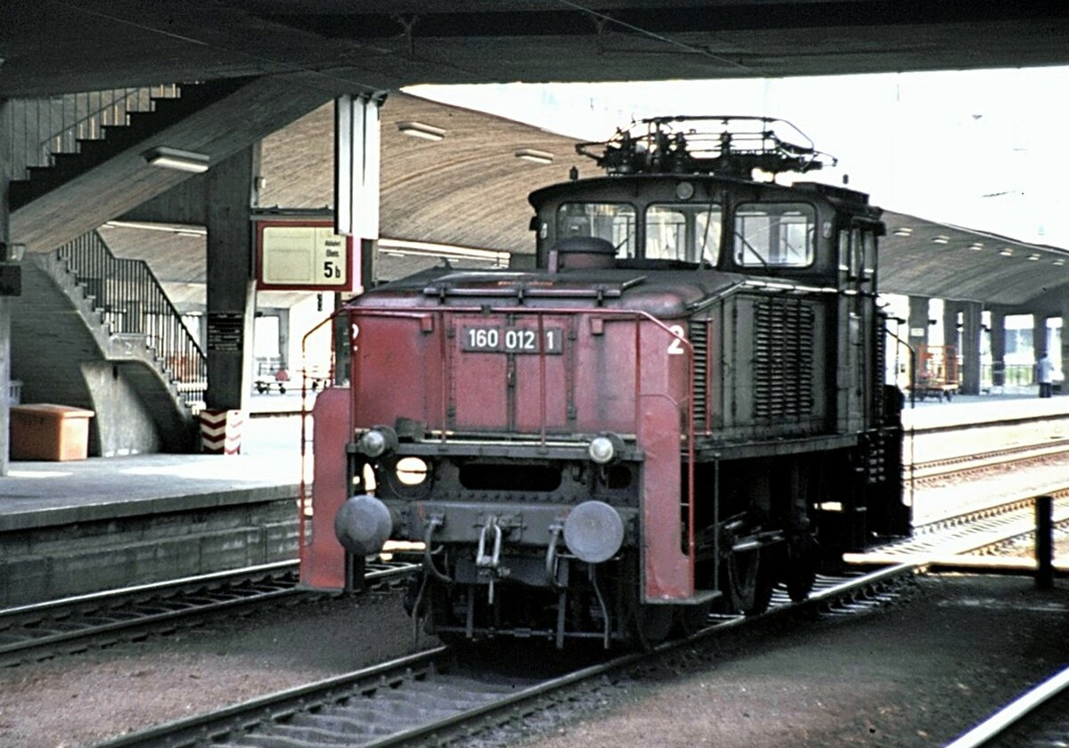 160 012-1 in Heidelberg am 17.04.1982. In Betriebspausen für die 160 werden diese gern unter der Unterführung abgestellt: Schatten im Sommer, Regen-und Schneeschutz im Winter.