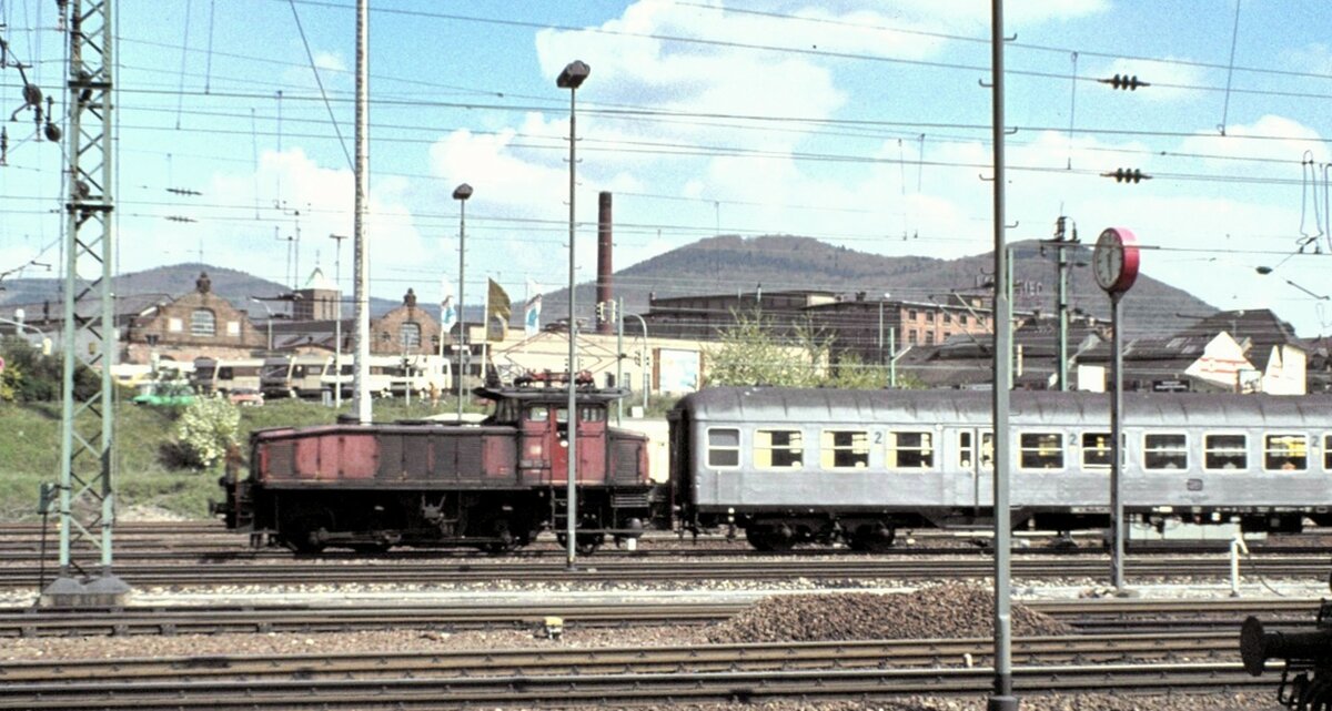 160 012-1 rangiert in Heidelberg mit Silberling-Personenwagen am 17.04.1982.