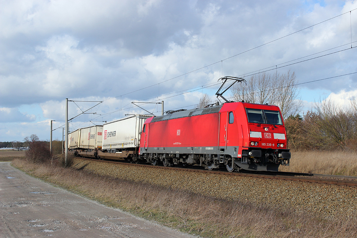 16.02.2014 13:16 Uhr - Pünktlich wie immer rollt der Schenker-KLV von Rostock nach Verona mit 185 235 durch die 180-Grad-Kurve der Wittenberger Strecke.