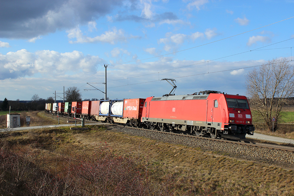 16.02.2014 14:29 Uhr - Mit einem Containerzug aus Hamburg rollt auf der Salzwedeler Schiene 185 224 in Stendal ein.