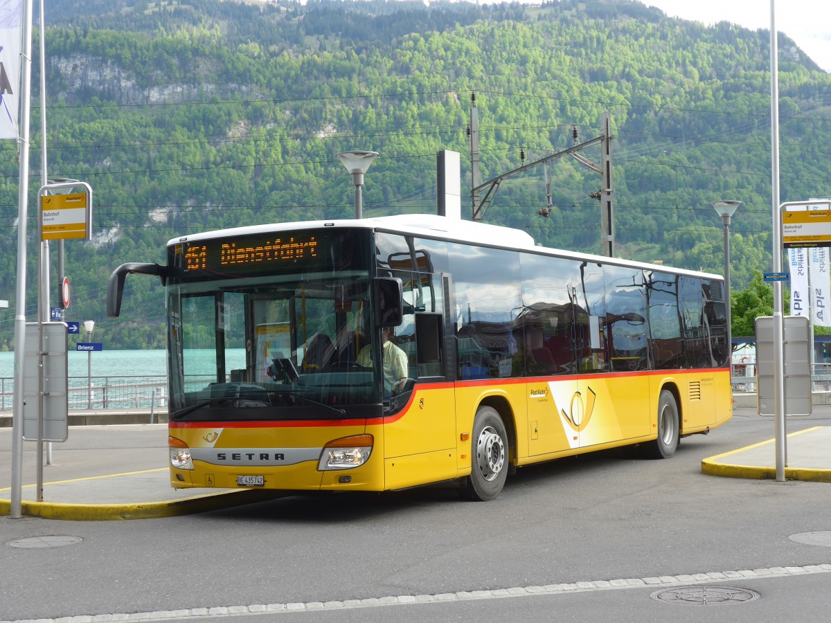 (160'366) - Flck, Brienz - Nr. 2/BE 435'742 - Setra am 9. Mai 2015 beim Bahnhof Brienz