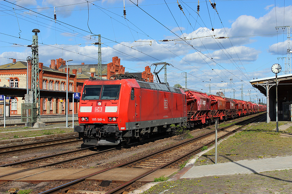 16.04.2014 16:16 Uhr - 185 049 rollt mit einem Kalizug aus Richtung Magdeburg ein und fuhr nach längerem Betriebshalt in Richtung Wittenberge weiter.