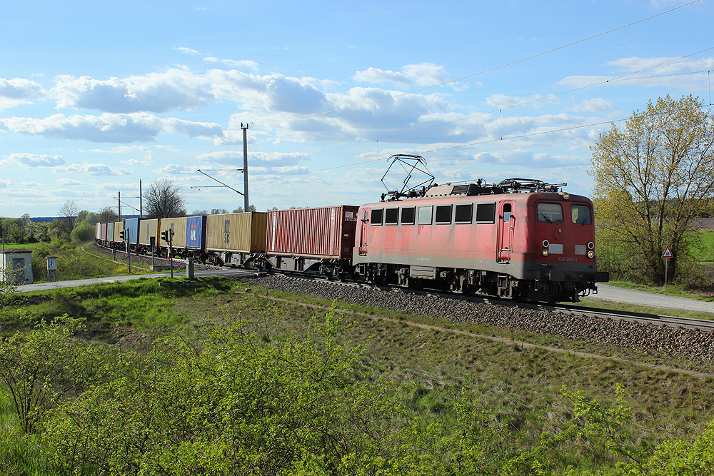 16.04.2014 17:04 Uhr - EGP 139 285 kommt mit einem Containerzug aus Richtung Salzwedel.