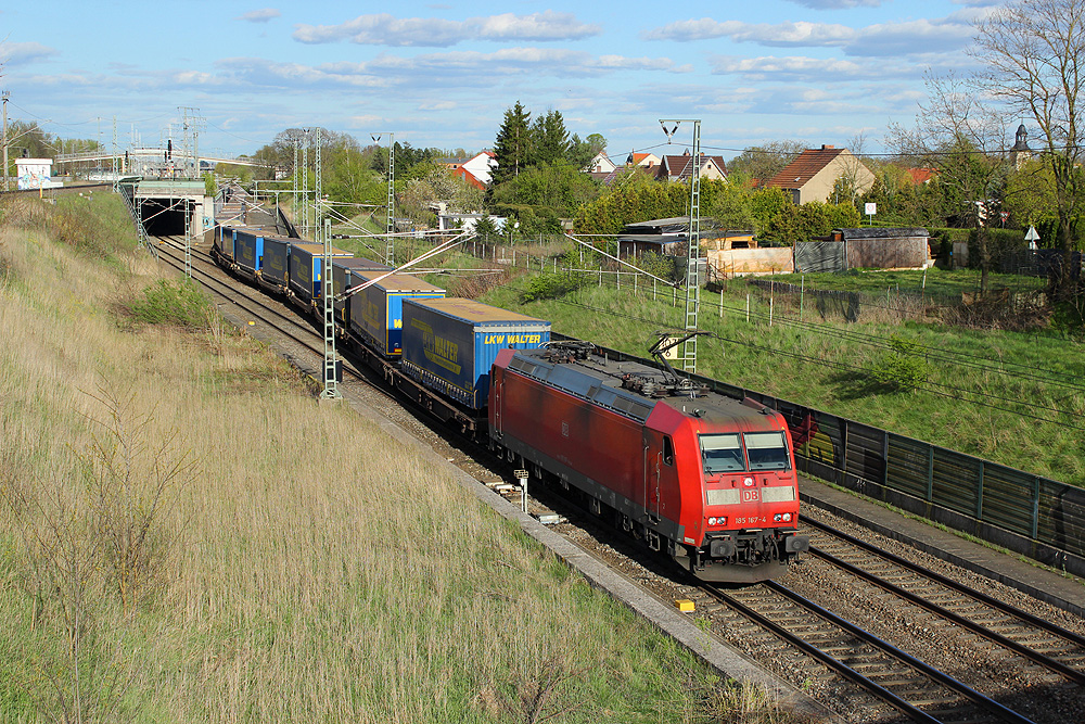 16.04.2014 17:46 Uhr - 185 167 verläßt nach dem Kopfmachen mit dem LKW-Walter Rostock - Novara Stendal in Richtung Oebisfelde.