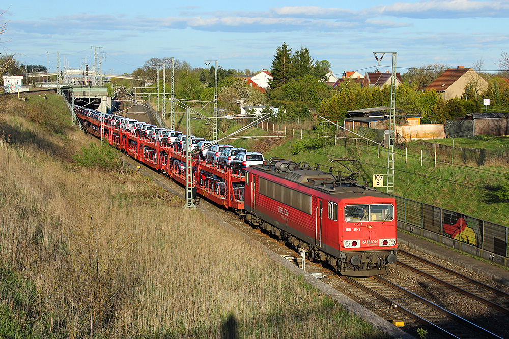 16.04.2014 18:36 Uhr - 155 118 fährt mit einem Skoda-Transport in Richtung Oebisfelde.