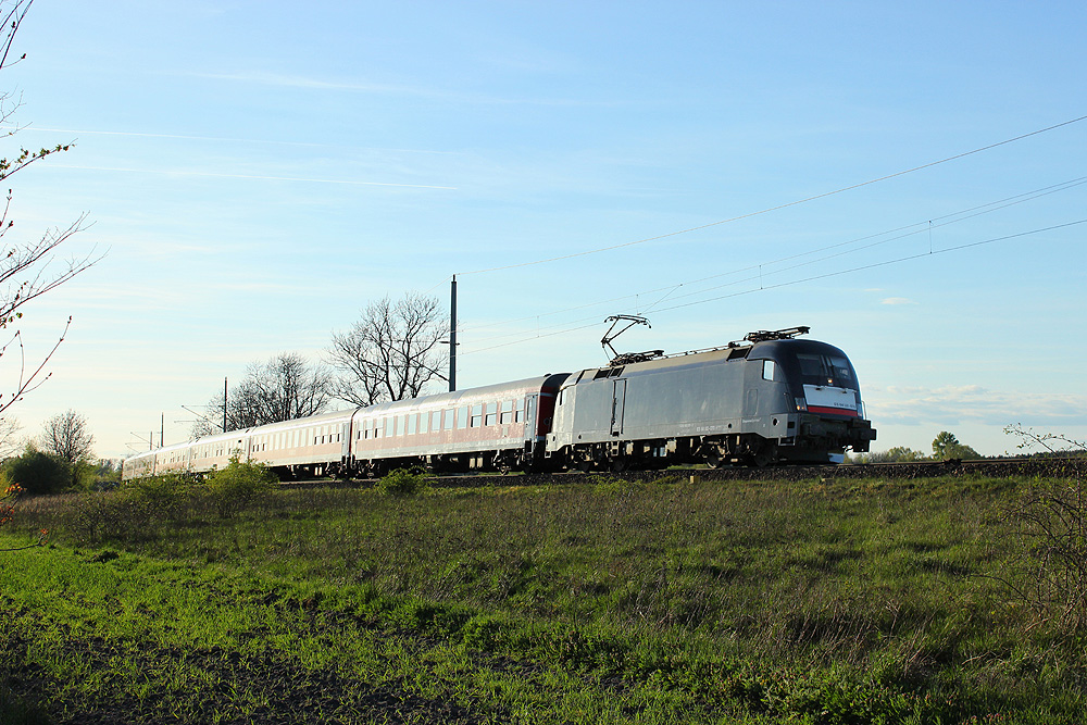 16.04.2014 18:55 Uhr - MRCE ES64U2-070 kommt mit dem neuen IRE 18596 Hamburg - Berlin aus Richtung Salzwedel.