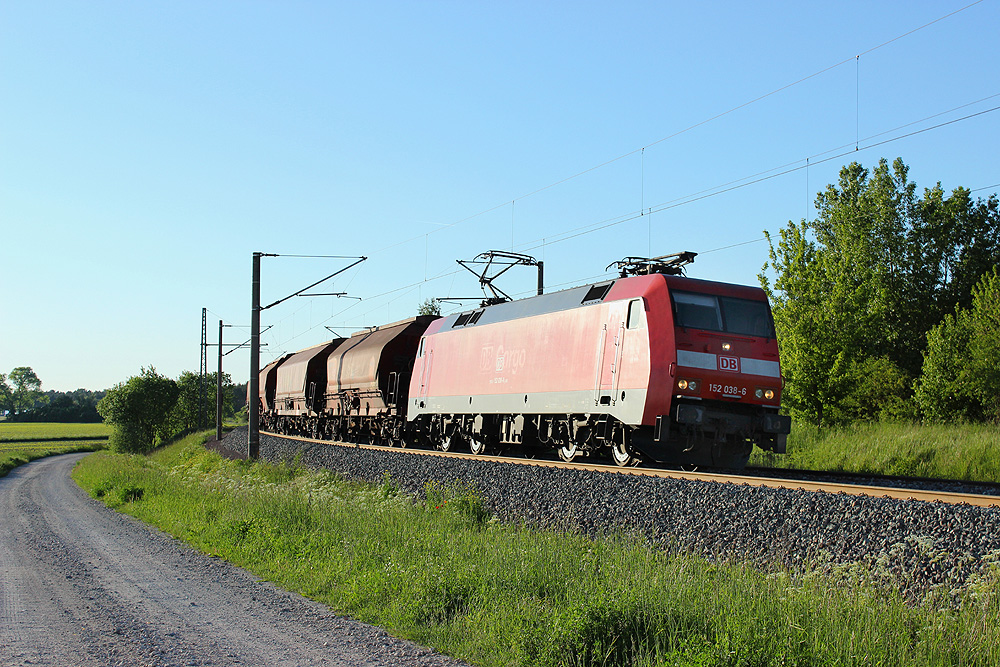 16.05.2014 19:20 Uhr - 152 038 kommt mit einem leeren Kalizug aus Richtung Wittenberge.