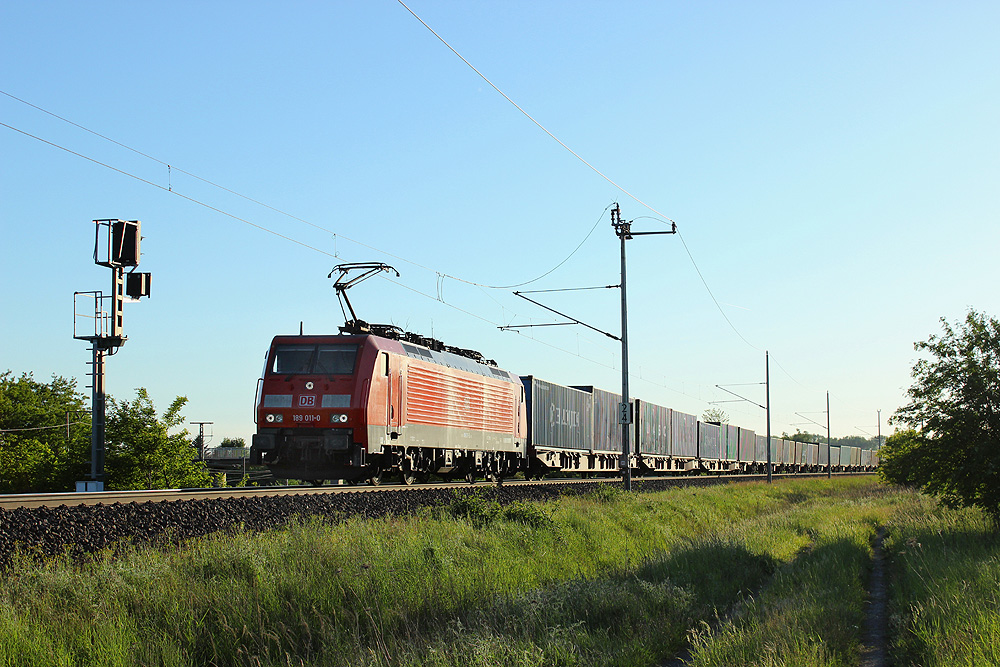 16.05.2014 19:42 Uhr - 189 011 kommt mit einem Metrans-Containerzug aus Richtung Salzwedel.