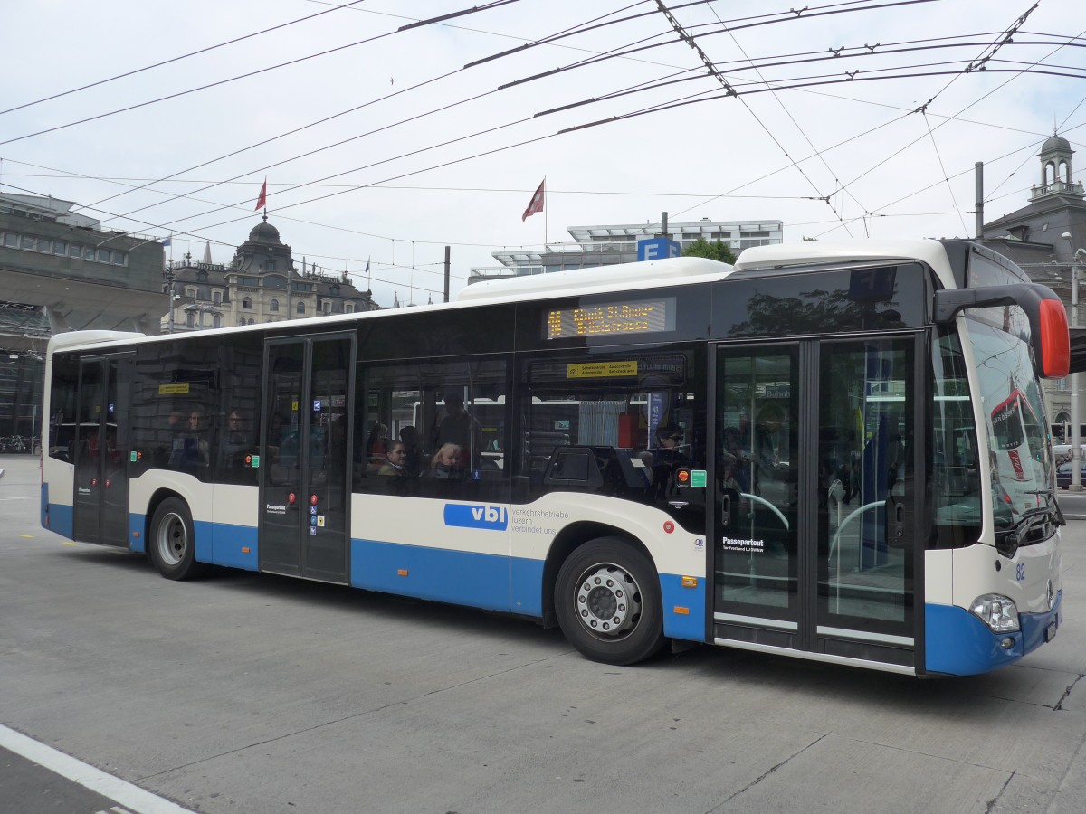 (160'635) - VBL Luzern - Nr. 82/LU 250'372 - Mercedes am 22. Mai 2015 beim Bahnhof Luzern