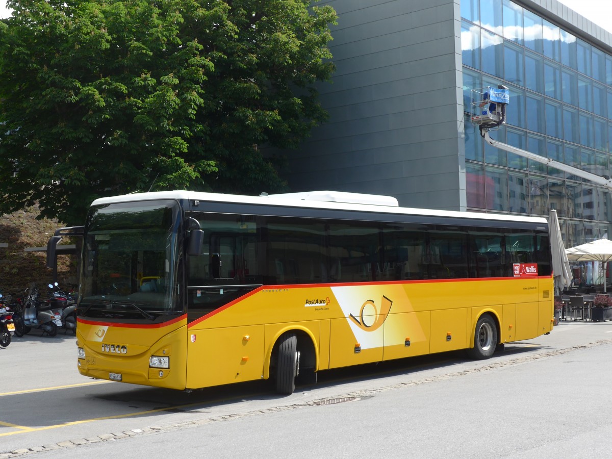 (161'089) - PostAuto Wallis - VS 424'839 - Iveco am 27. Mai 2015 beim Bahnhof Brig