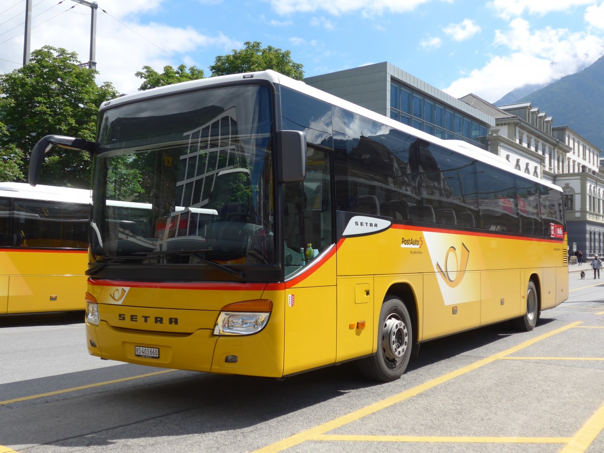 (161'101) - PostAuto Wallis - VS 403'660 - Setra am 27. Mai 2015 beim Bahnhof Brig