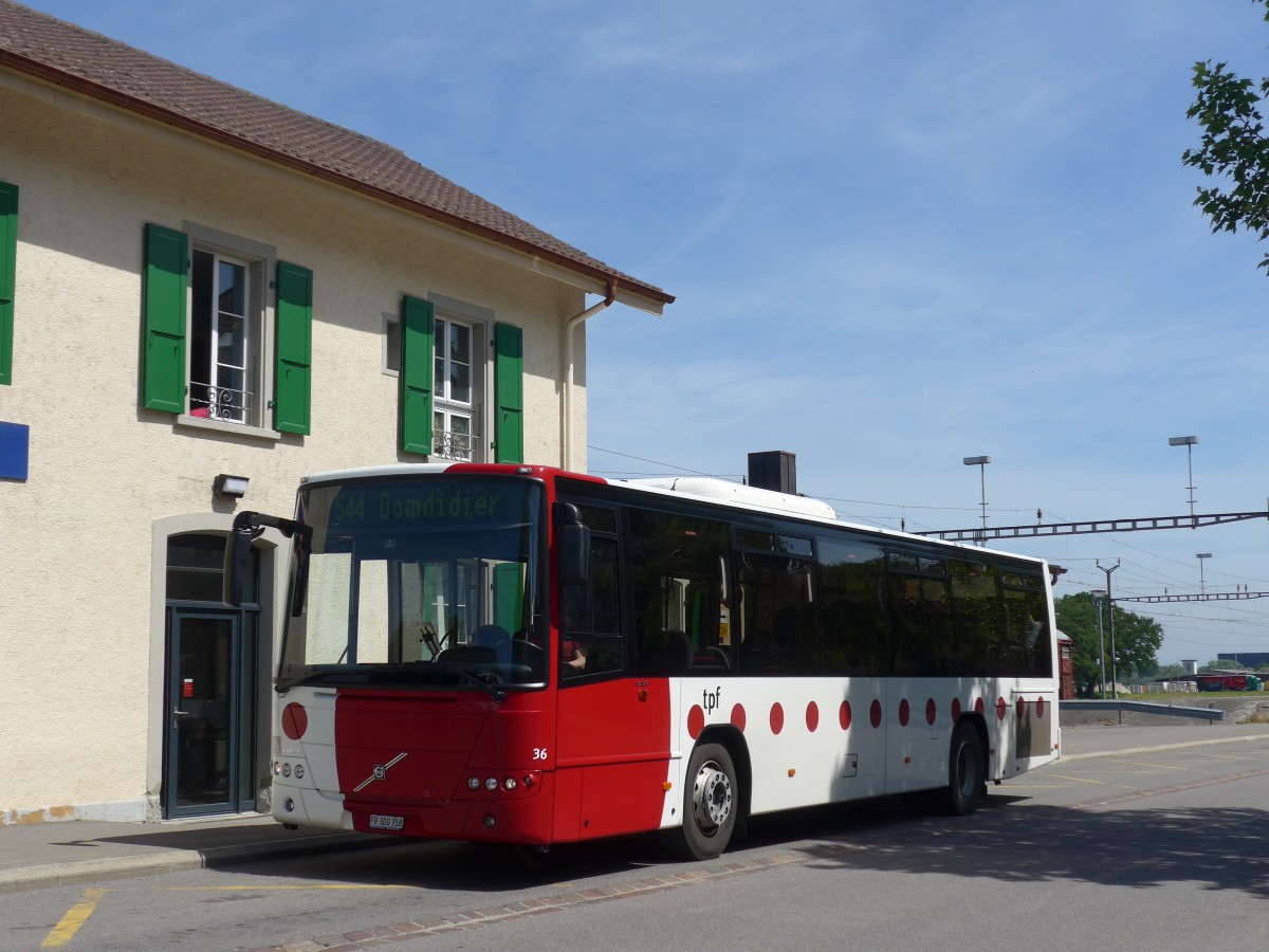 (161'261) - TPF Fribourg - Nr. 36/FR 300'358 - Volvo am 28. Mai 2015 beim Bahnhof Avenches