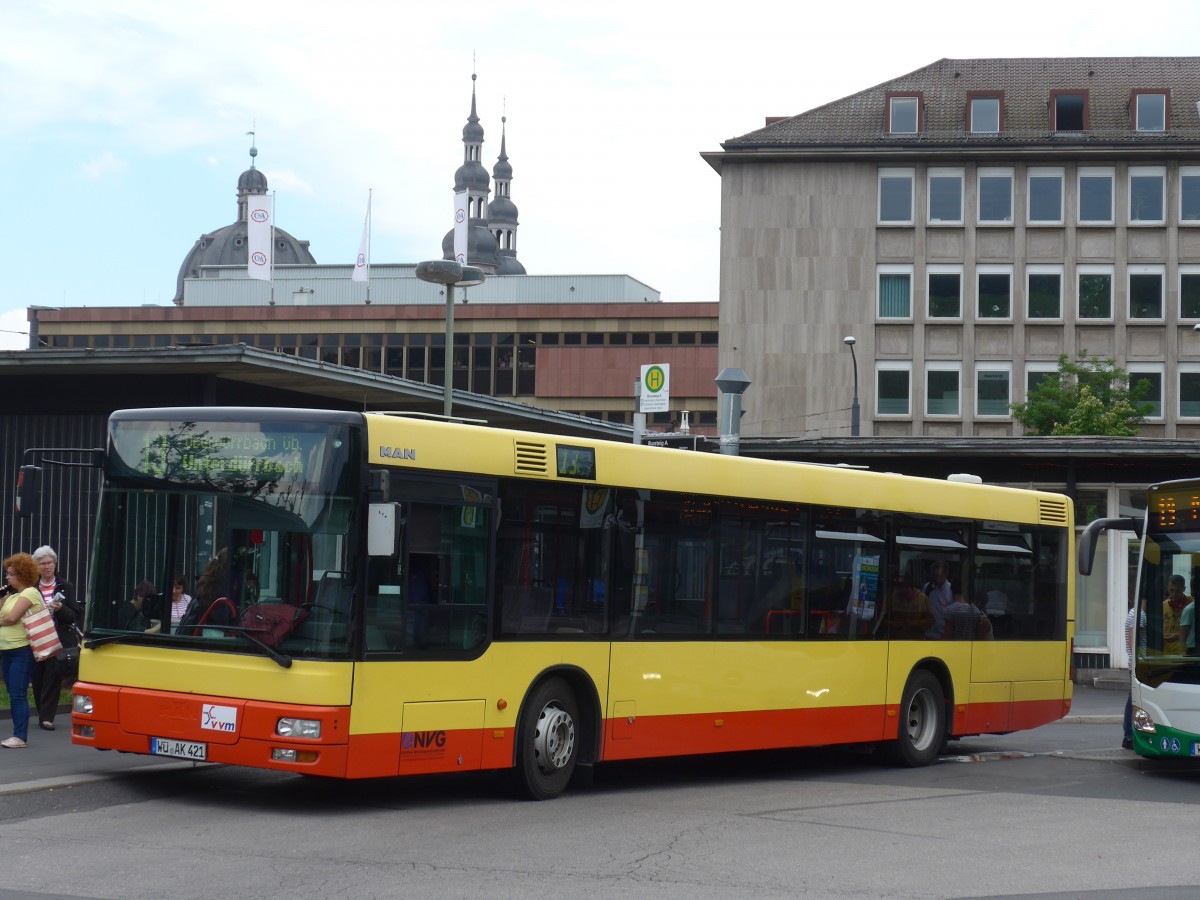 (162'753) - NVG Wrzburg - Nr. 421/W-AK 421 - MAN am 27. Juni 2015 beim Bahnhof Wrzburg