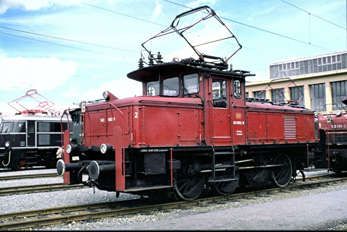 163 002-9 bei der Ausstellung 100 Jahre elektrische Lokomotive in München Freimann am 25.05.1979.