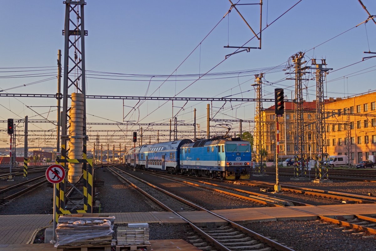 163 025 schiebt einen Leerpark aus modernisierten Doppelstockwagen auf die Nov� Spojen� in Richtung Liben.