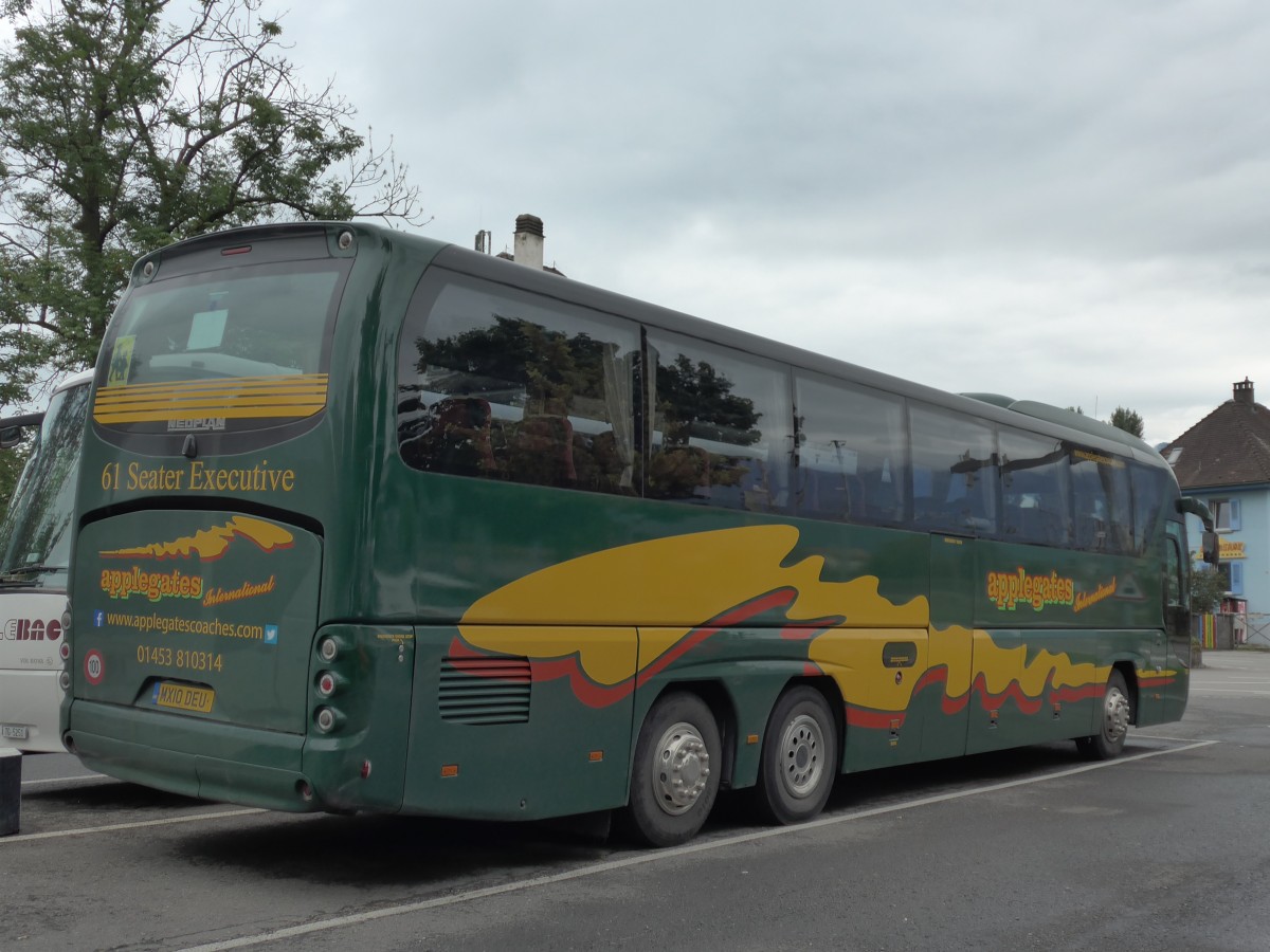 (163'652) - Aus England: Applegates, Berkeley - MX10 DEU - Neoplan am 19. August 2015 in Thun, Seestrasse