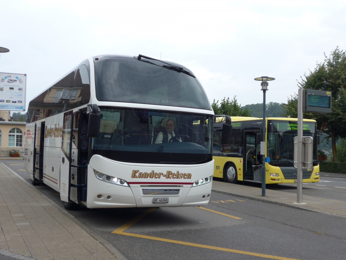 (163'851) - Kander-Reisen, Frutigen - Nr. 2/BE 44'948 - Neoplan am 23. August 2015 beim Bahnhof Spiez