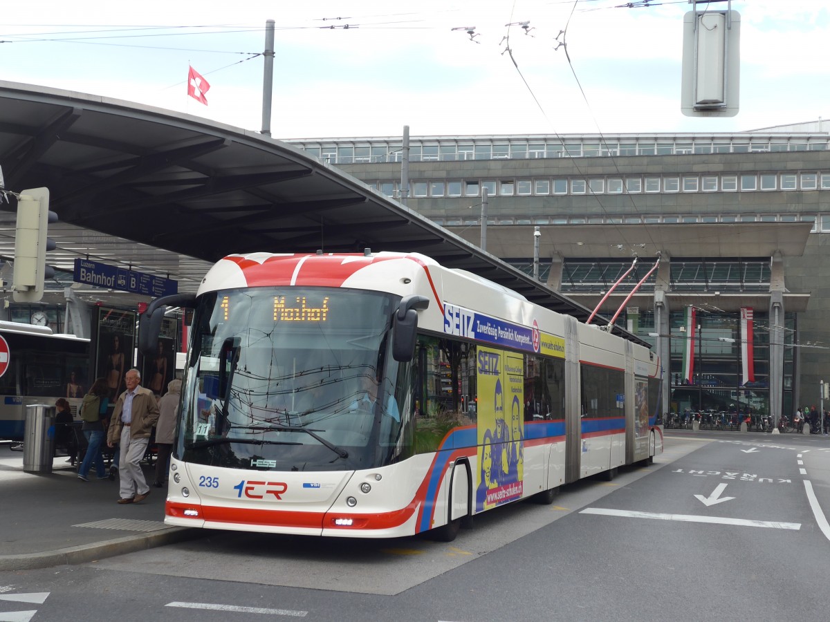 (164'878) - VBL Luzern - Nr. 235 - Hess/Hess Doppelgelenktrolleybus am 16. September 2015 beim Bahnhof Luzern