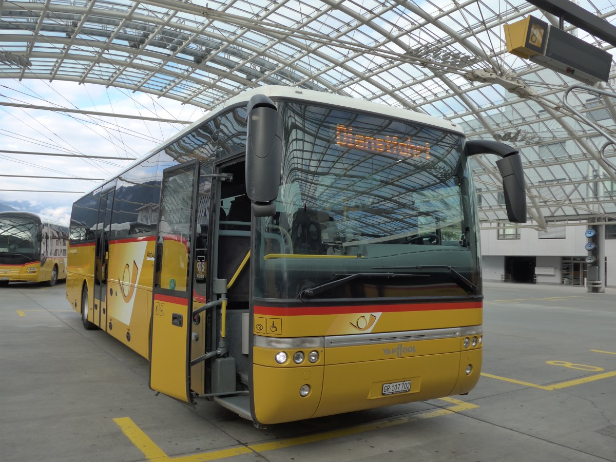 (165'195) - PostAuto Graubnden - GR 107'702 - Van Hool am 19. September 2015 in Chur, Postautostation