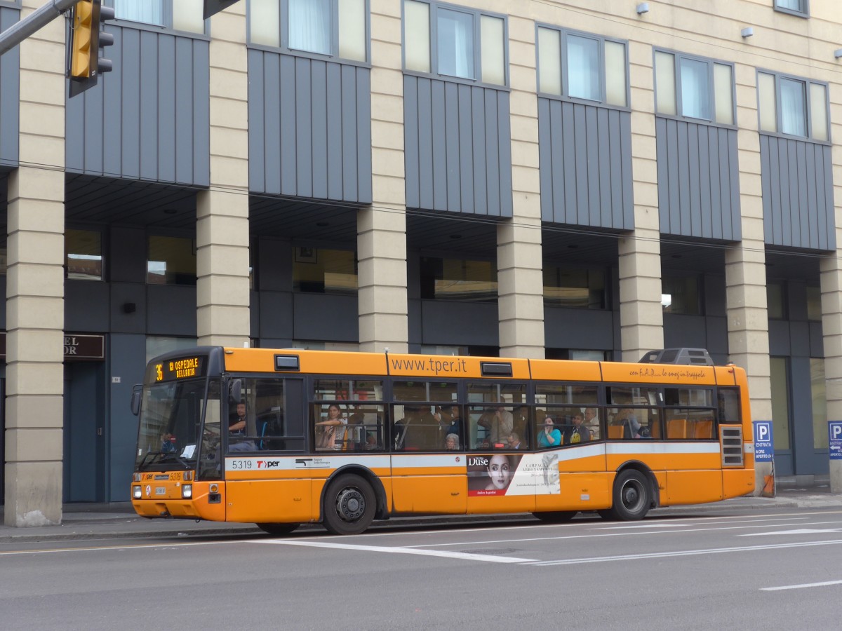 (165'552) - TPER Bologna - Nr. 5319/AG-588 AF - BredaMenarinibus am 23. September 2015 beim Bahnhof Bologna Centrale