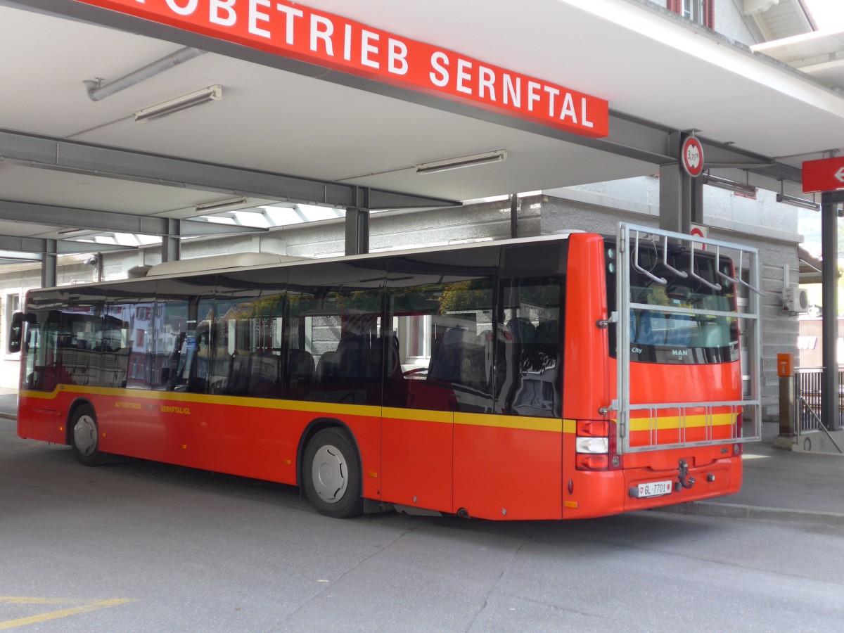 (166'158) - AS Engi - Nr. 1/SP/GL 7701 - MAN am 10. Oktober 2015 beim Bahnhof Schwanden