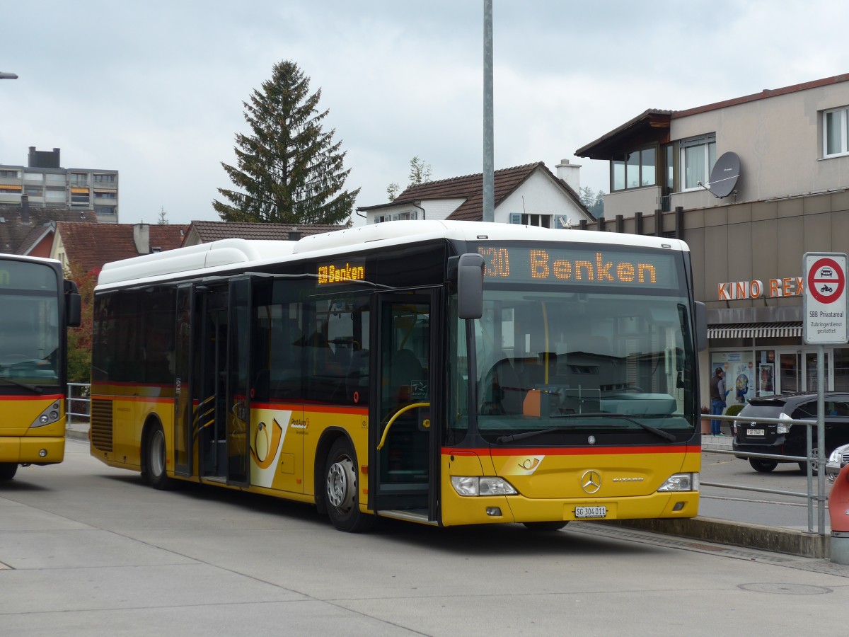 (166'159) - PostAuto Ostschweiz - SG 304'011 - Mercedes am 10. Oktober 2015 beim Bahnhof Uznach