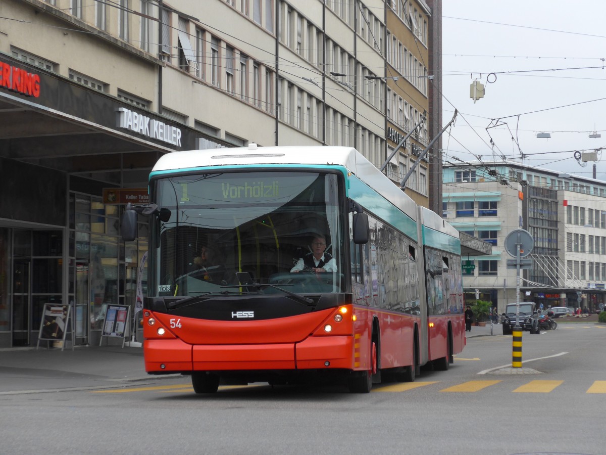 (166'399) - VB Biel - Nr. 54 - Hess/Hess Gelenktrolleybus am 24. Oktober 2015 beim Bahnhof Biel