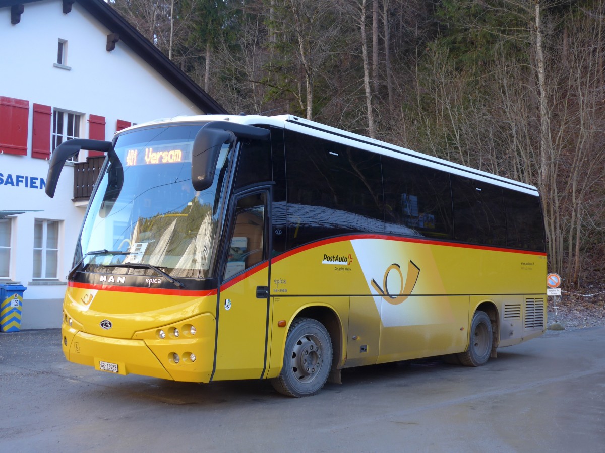 (167'660) - Buchli, Versam - GR 18'982 - MAN/Beulas am 5. Dezember 2015 beim Bahnhof Versam-Safien