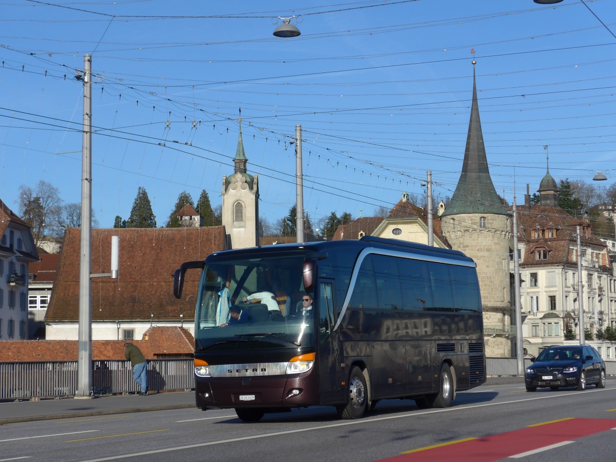 (167'914) - Meier, Zrich - ZH 263'639 - Setra am 25. Dezember 2015 in Luzern, Bahnhofbrcke