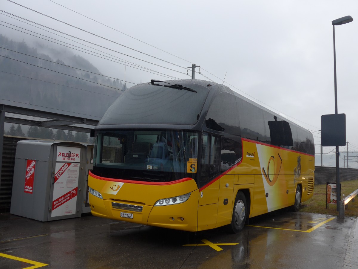 (168'302) - PostAuto Graubnden - GR 93'336 - Neoplan am 9. Januar 2016 beim Bahnhof Reichenbach