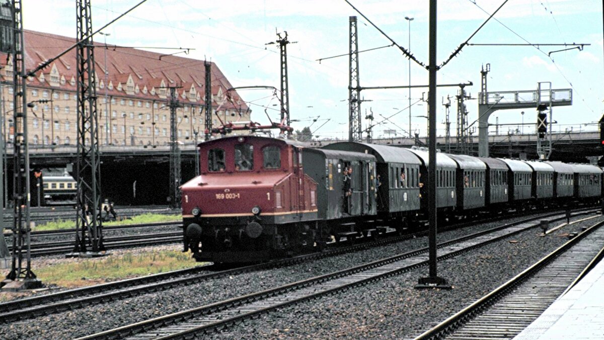 169 003-1 mit Sonderzug; Zubringer zum Ausstellungsgelände München-Freimann im Hbf München am 17.06.1982.