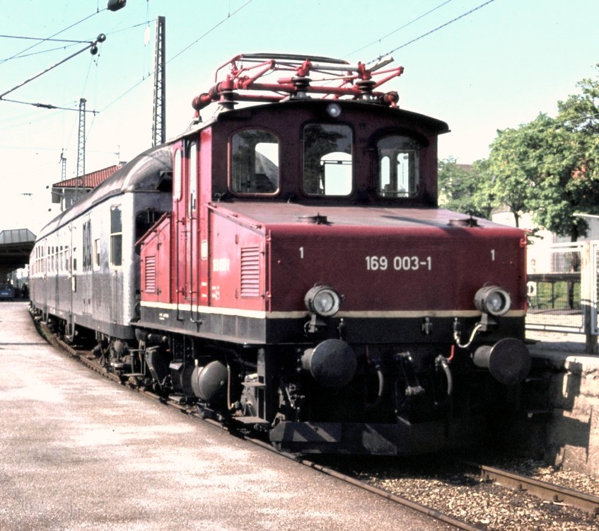 169 003-1 in Murnau im Mai 1977. (Diascan)