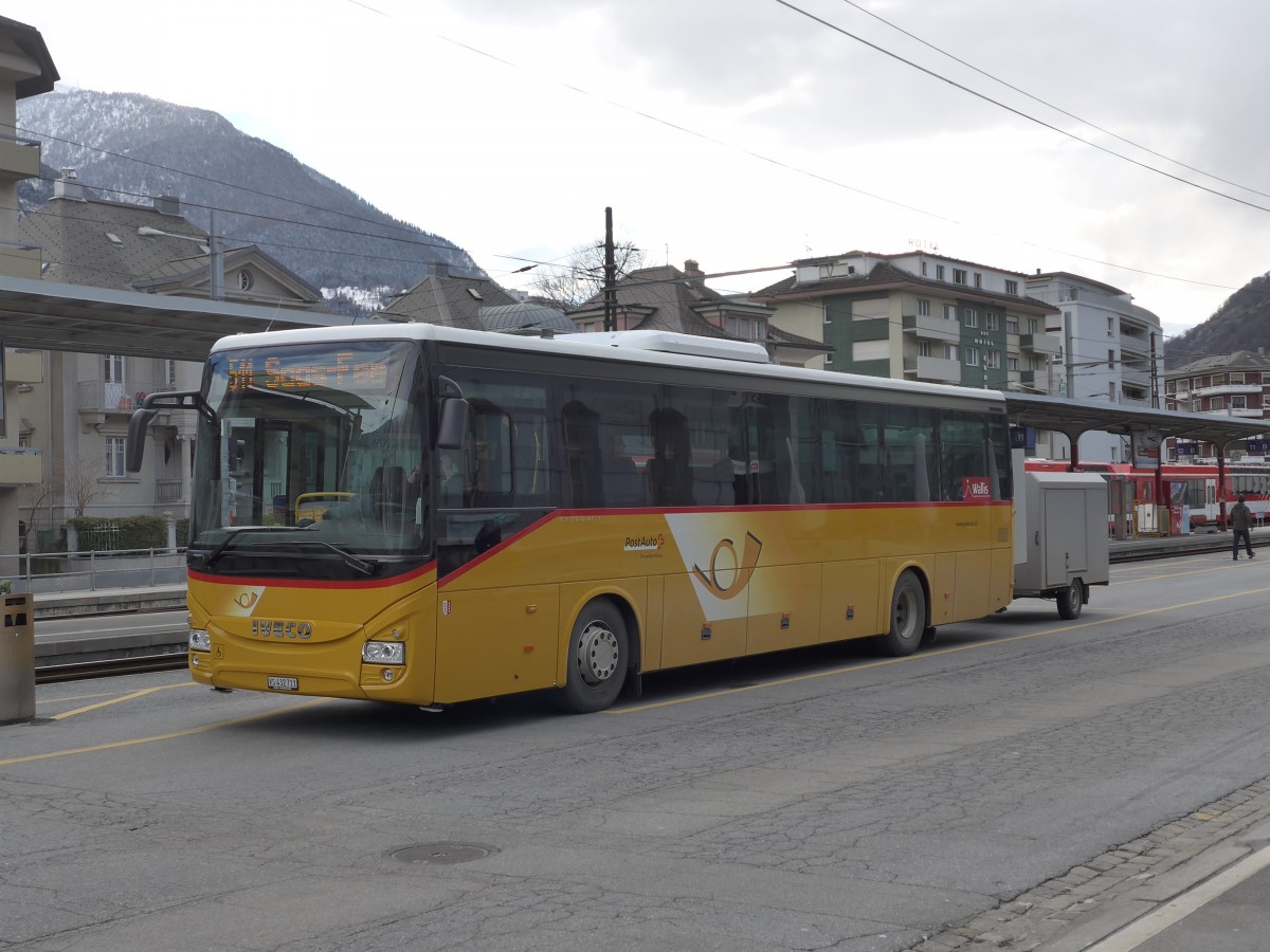 (169'064) - PostAuto Wallis - VS 432'711 - Iveco am 6. Mrz 2016 beim Bahnhof Brig