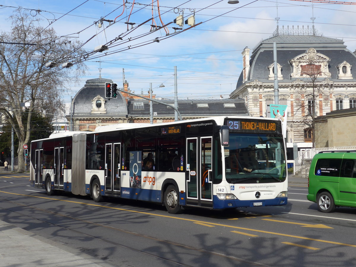 (169'123) - TPG Genve - Nr. 142/GE 960'526 - Mercedes am 7. Mrz 2016 in Genve, Place des Vingt-Deux-Cantons