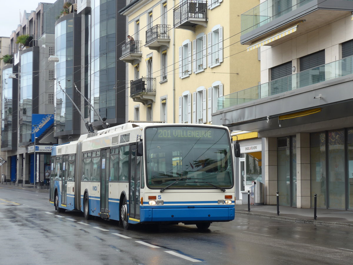 (170'168) - VMCV Clarens - Nr. 5 - Van Hool Gelenktrolleybus am 18. April 2016 in Montreux, Escaliers de la Gare