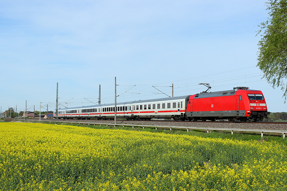 17.04.2014 16:28 Uhr - 101 012 mit dem IC 2239 Rostock - Leipzig bei Demker.